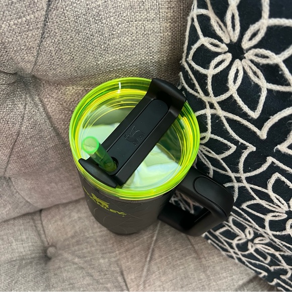 Stanley The Halloween Flowstate Quencher 40oz Tumbler Web Glow - Picture 4 of 6